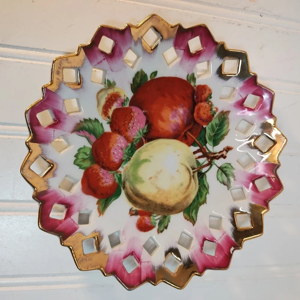 2 PC Vtg Farmhouse Cottage Wall Plate Lattice Strawberry Apple Gold Trim Artmark